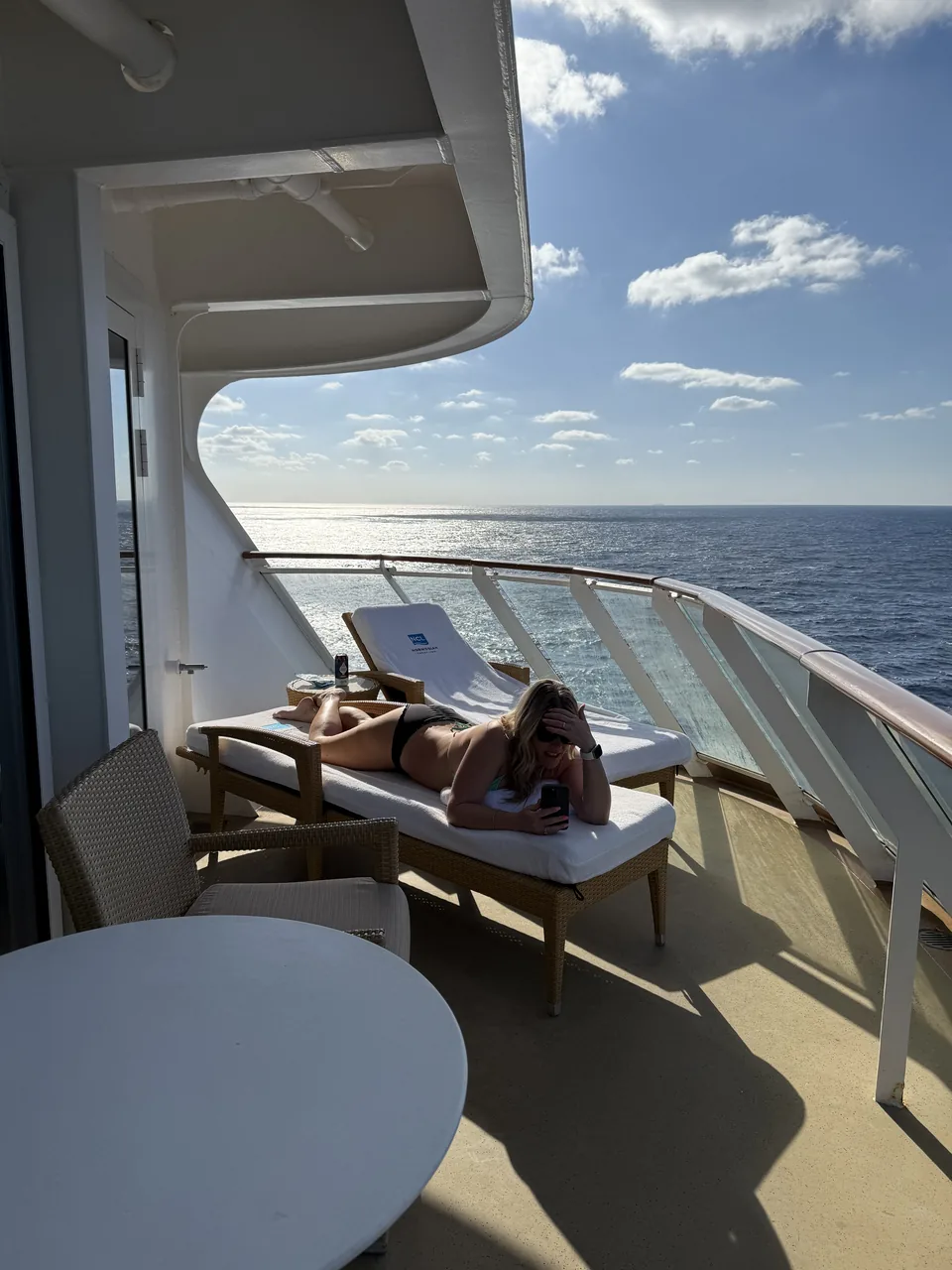 Solbadning på terrassen i suite 13906 med udsigt over havet på sidste havdag, Norwegian Escape