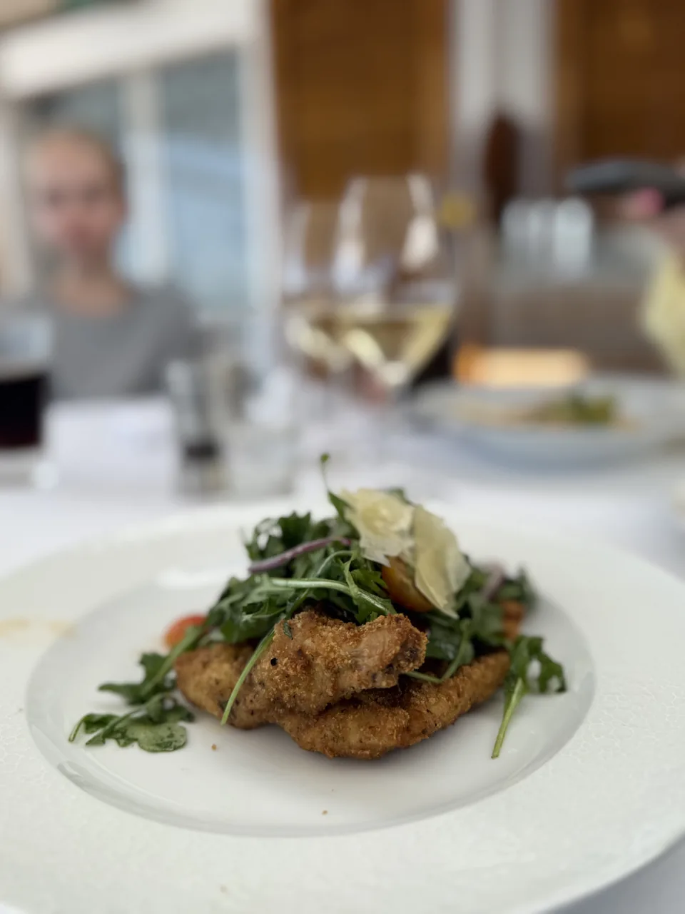Paneret kød med rucola og høvlet parmesan til frokost om bord på Norwegian Escape