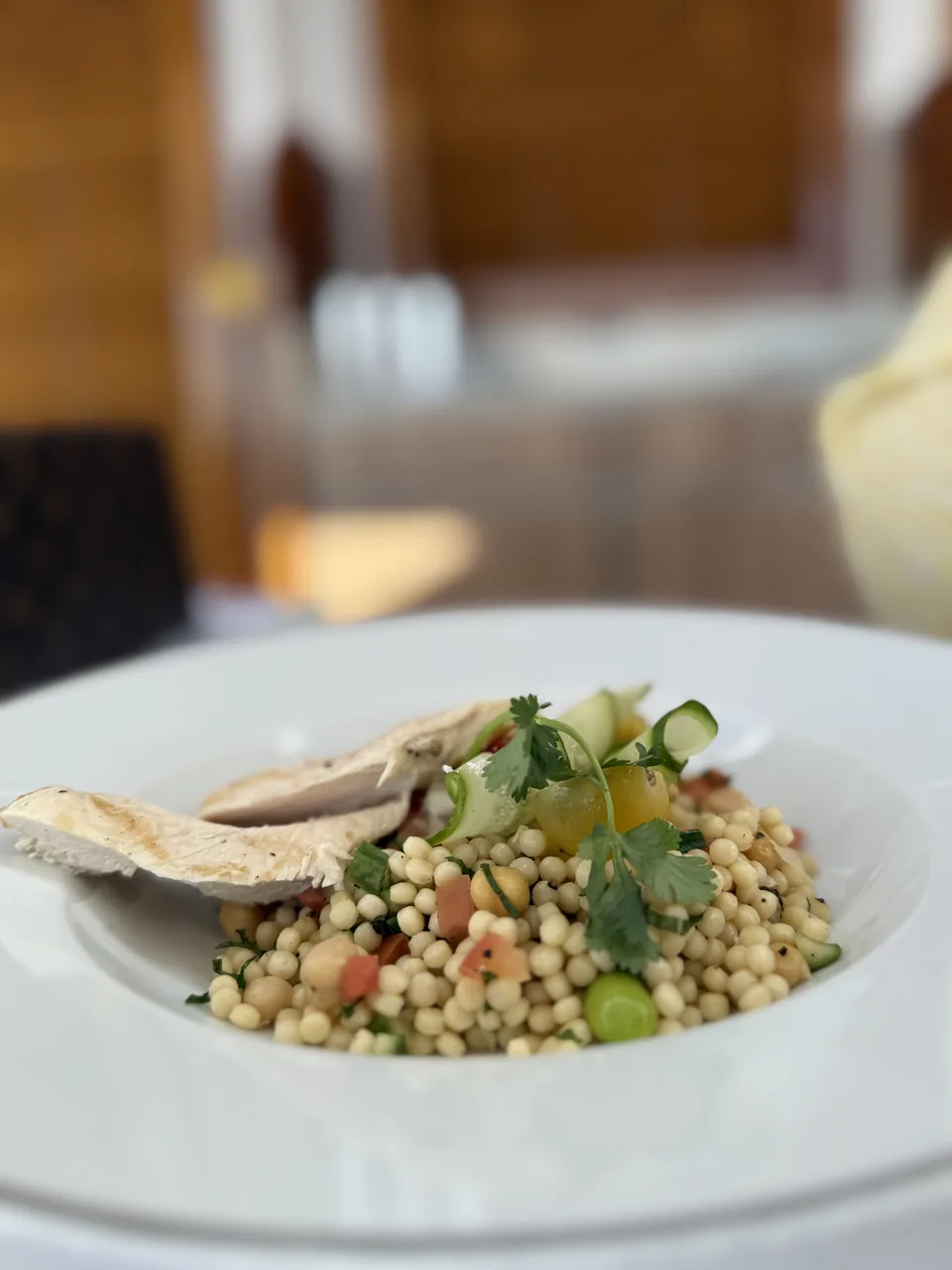 Perlecouscous-salat med grillet kylling og koriander til frokost om bord på Norwegian Escape