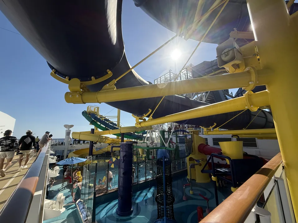 Aqua Park med vandrutsjebaner og vandlegeplads på øverste dæk af Norwegian Escape i solskin