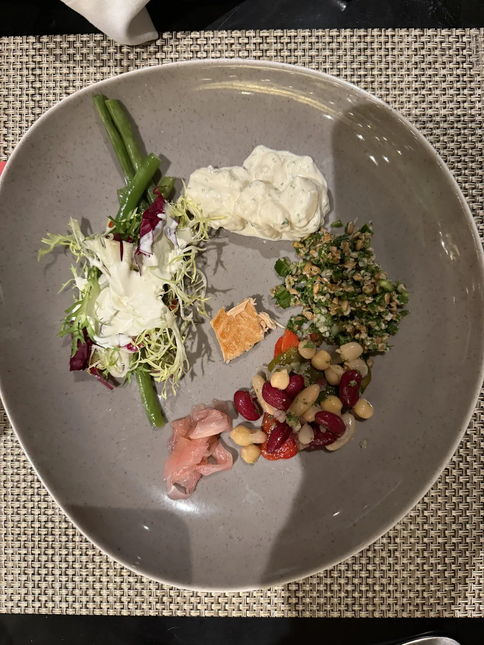 Tallerken fra salatbaren på Moderno Churrascaria med tabbouleh, bønnesalat og grønne bønner
