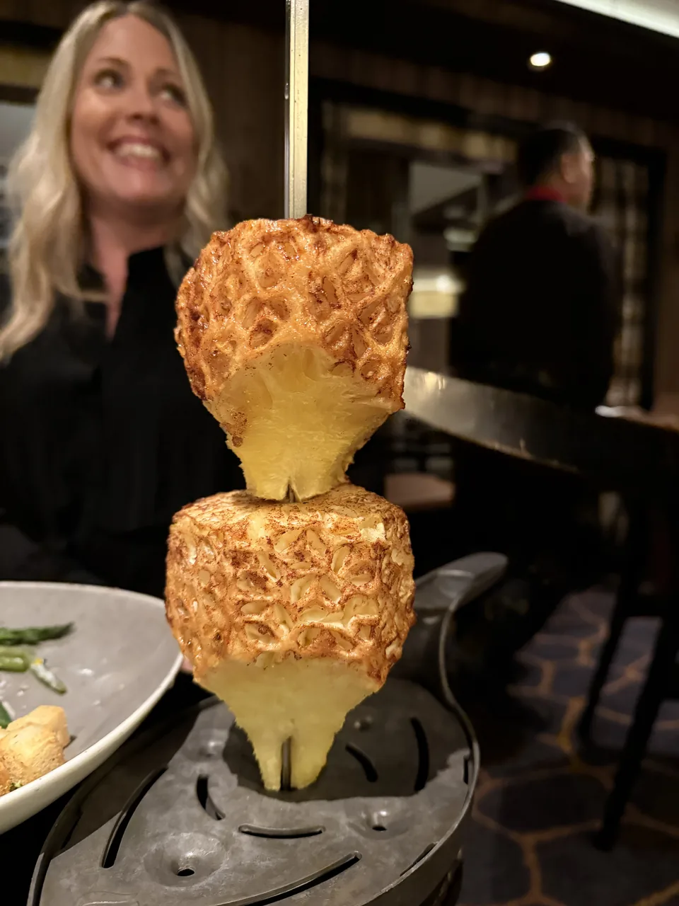 Grillet ananas med kanel på spyd serveret ved bordet på Moderno Churrascaria på Norwegian Escape