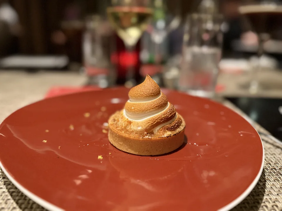Lille tærte med flamberet marengstop som dessert på Moderno Churrascaria på Norwegian Escape