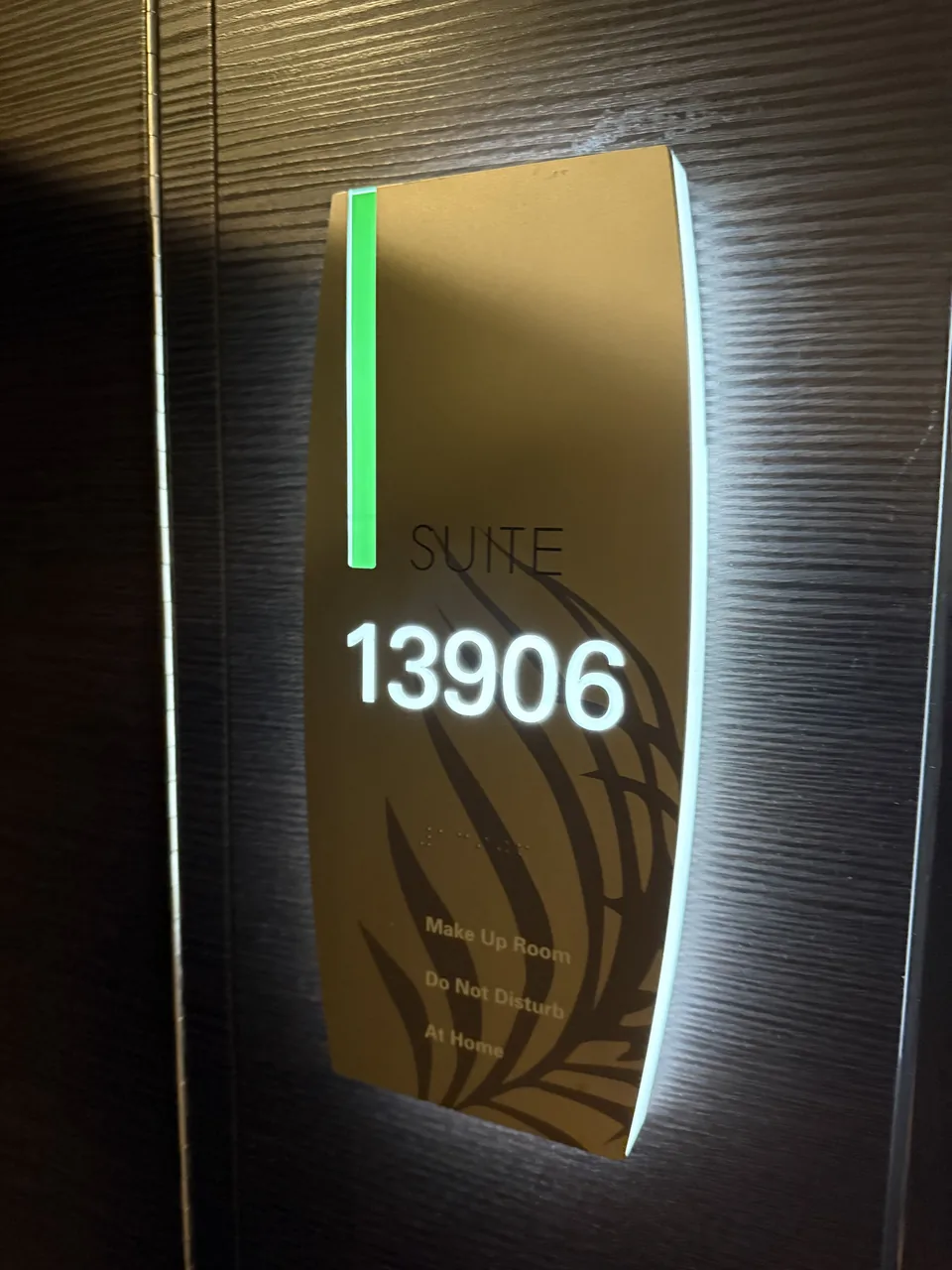 Det oplyste dørskilt ved suite 13906 i The Haven på Norwegian Escape