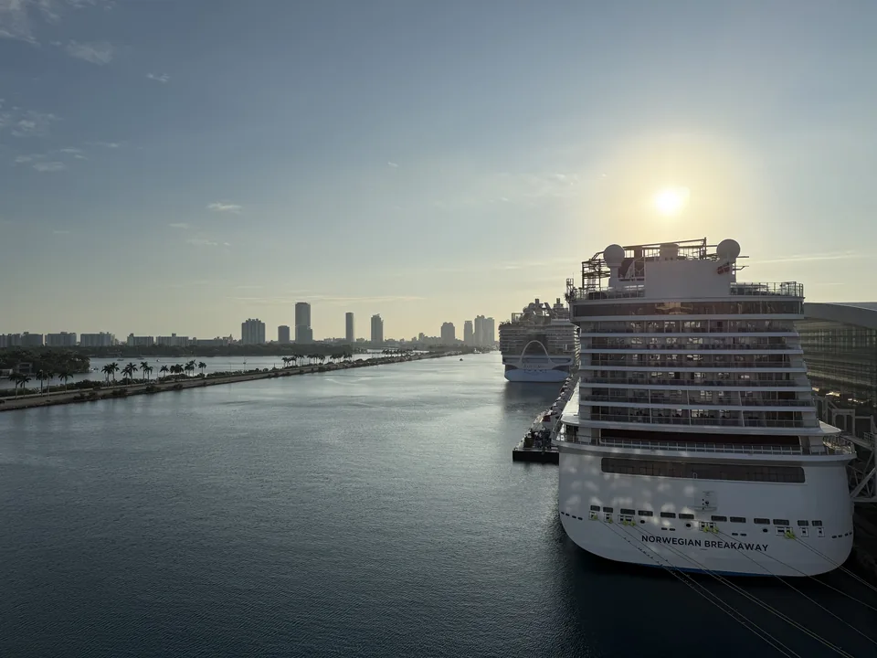 Morgensol over PortMiami med Norwegian Breakaway ved kajen og Miamis skyline på hjemrejsedagen