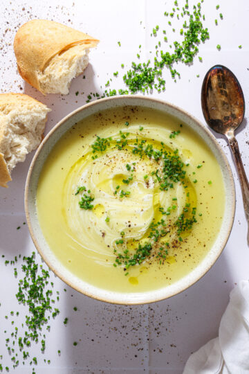 Kartoffel-porresuppe – Klassisk og cremet kartoffelsuppe med porre