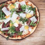 Pizza med bresaola og vagtelæg