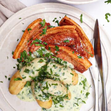 Stegt flæsk i ovn - Opskrift på stegt flæsk med persillesauce