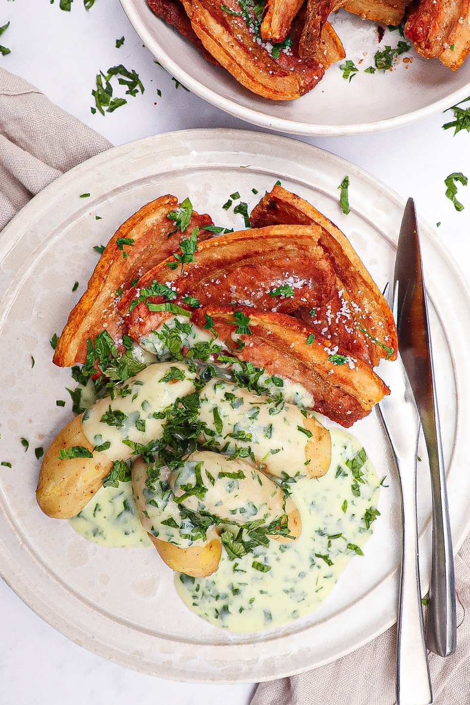 Stegt flæsk i ovn - Opskrift på stegt flæsk med persillesauce