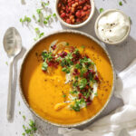 Krydret græskarsuppe – Opskrift på cremet hokkaidosuppe