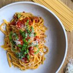 Pasta med frisk tomatsauce - Opskrift på hurtig pasta med tomat