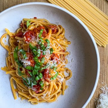 Pasta med frisk tomatsauce - Opskrift på hurtig pasta med tomat