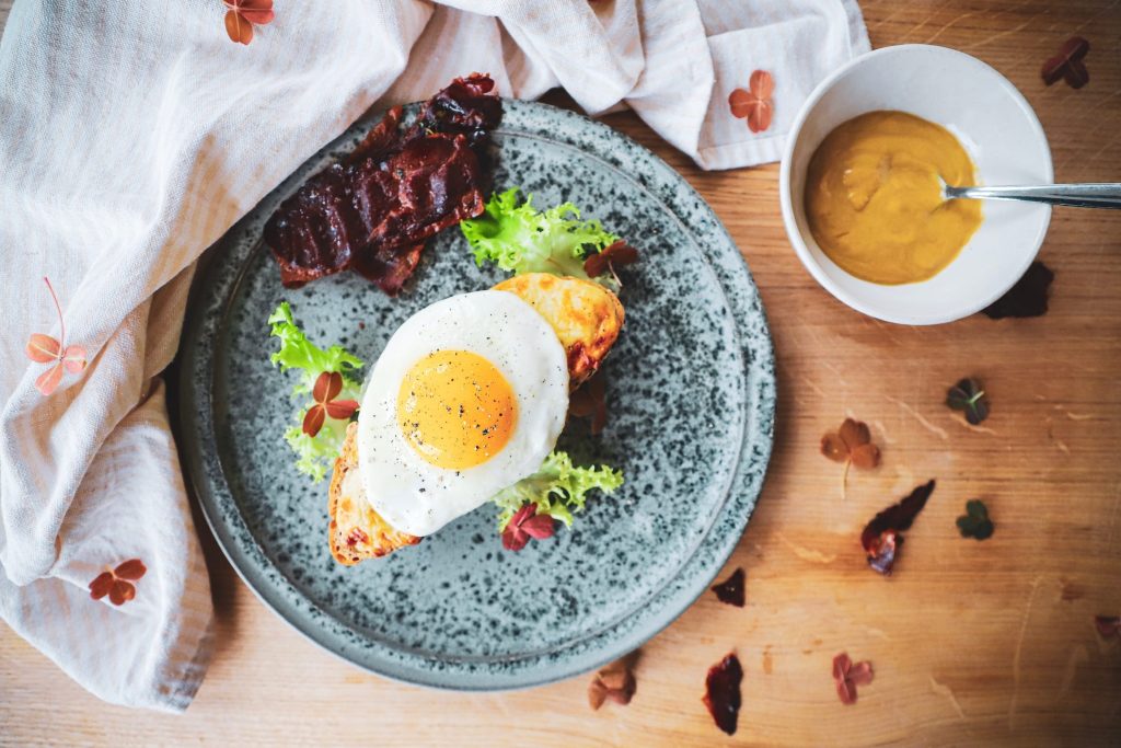 Opskrift på det perfekte spejlæg serveret på Croque Madame