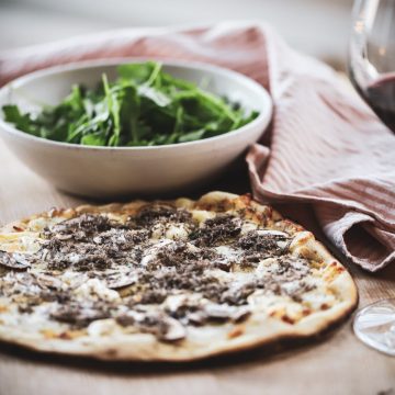 Opskrift på trøffelpizza med 3 slags ost
