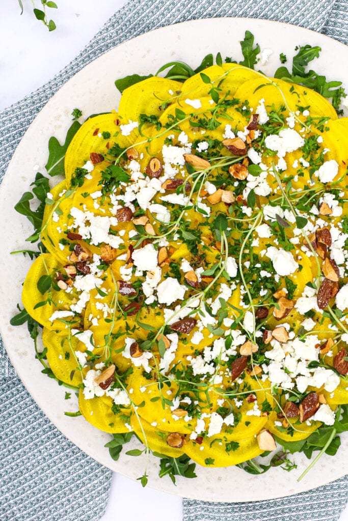 Bede carpaccio - Opskrift på salat med gule beder og feta