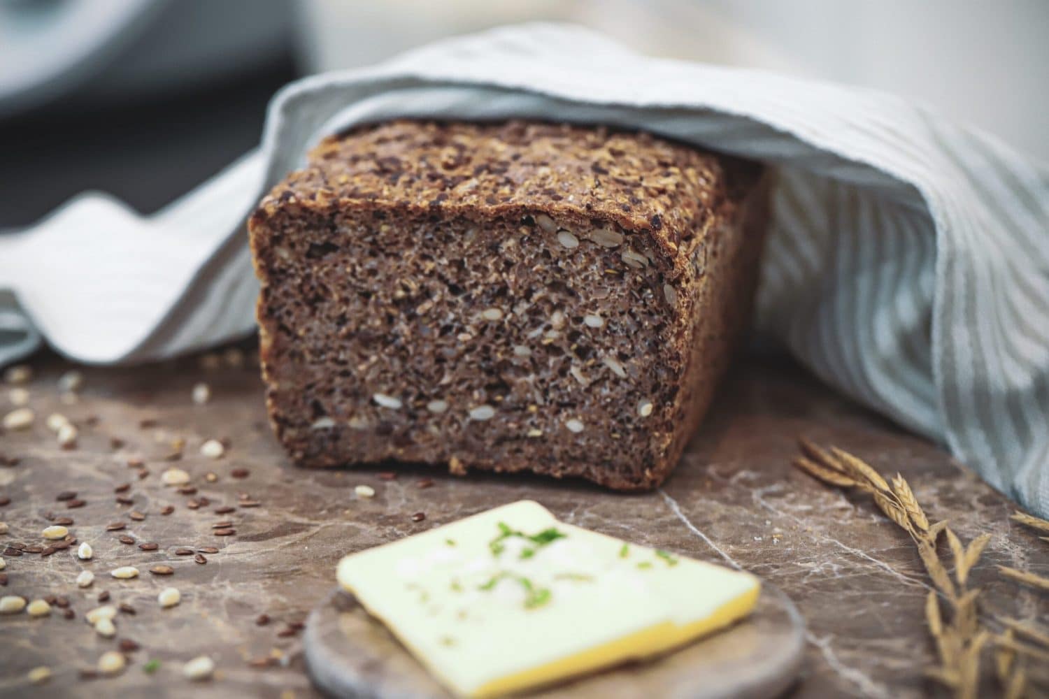 Rugbrød - Opskrift på hjemmebagt rugbrød - Saftigt & lækkert