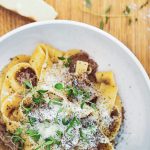 Pasta med braiseret lam - Opskrift på pappardelle med lam