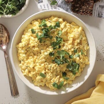 Æggesalat – klassisk opskrift med mayonnaise, karry og purløg