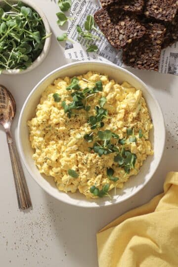 Æggesalat – klassisk opskrift med mayonnaise, karry og purløg