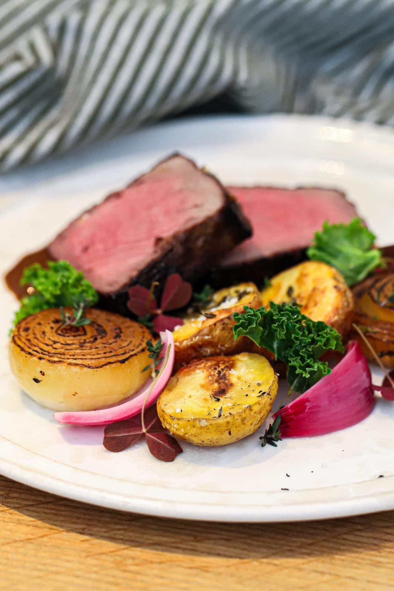 Bøf med pebersauce - Bøf med råstegte kartofler og pebersauce