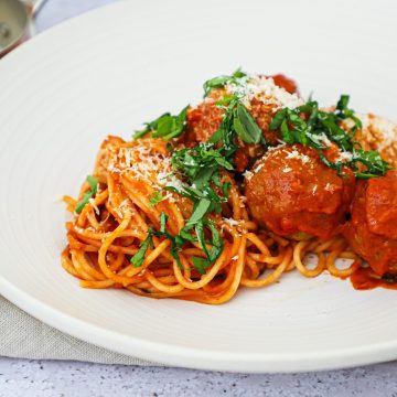 Kødboller i tomatsauce - Opskrift på spaghetti med kødboller i tomatsauce