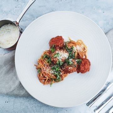 Opskrift på den bedste spaghetti med kødboller i cremet tomatsauce