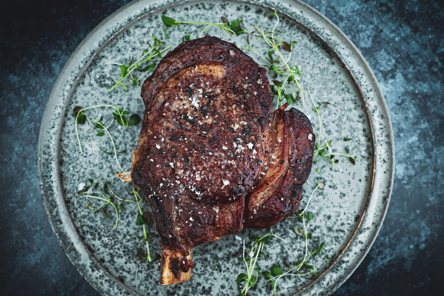 Perfekt tilberedt cote du boeuf i ovn, mørt og lækkert