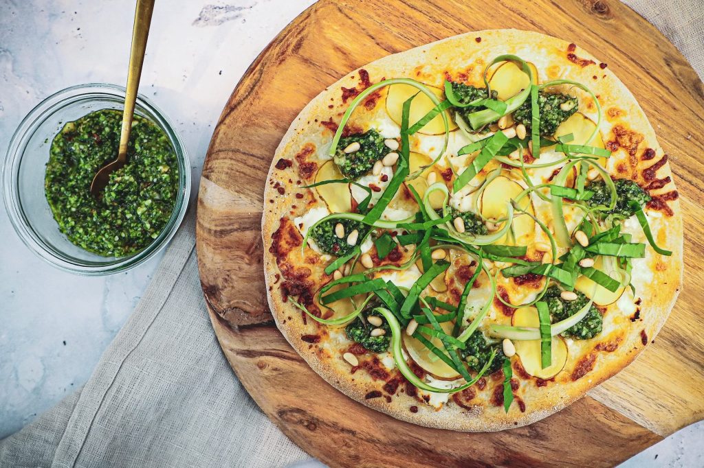 Opskrift på  Pizza bianco med kartofler, pesto og sprøde asparges