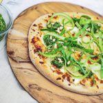 Opskrift på Pizza bianco med kartofler, pesto og sprøde asparges