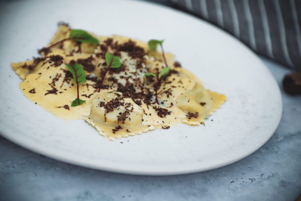 Opskrift på Ravioli med spinat og svampe og cremet flødesauce