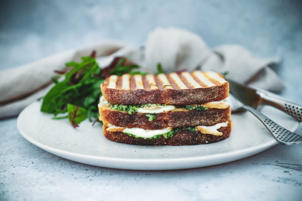 Opskrift på grillet sandwich med kylling, mozzarella og hjemmelavet pesto