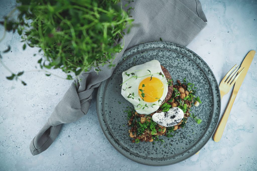 Opskrift på hakkebøf med spejlæg og lun linsesalat