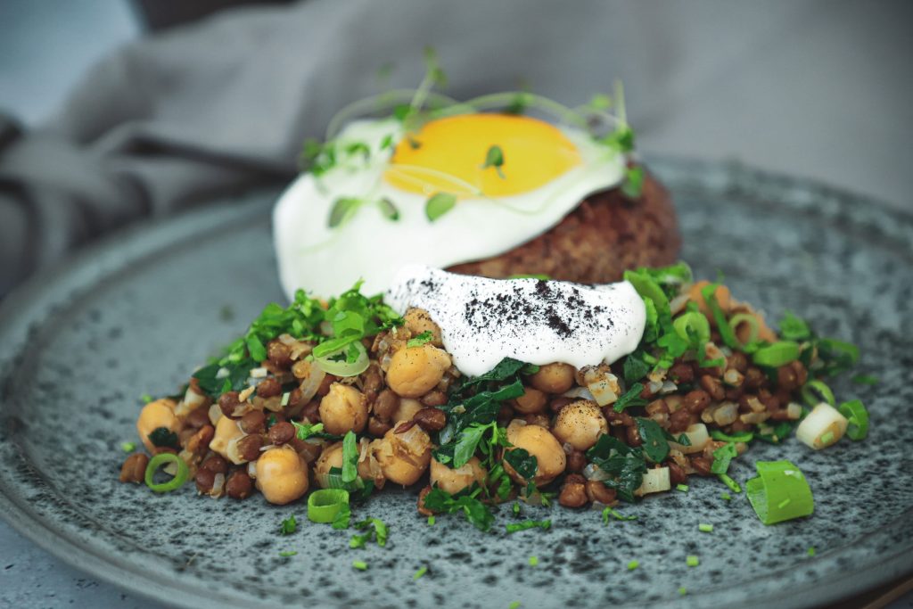 Opskrift på hakkebøf med spejlæg og lun linsesalat