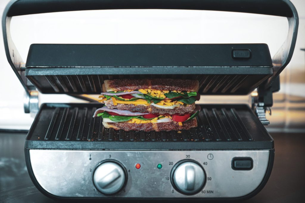 Opskrift på Grillet sandwich med skinke, ost og grøntsager