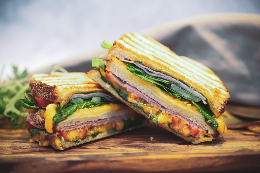 Opskrift på Grillet sandwich med skinke, ost og grøntsager