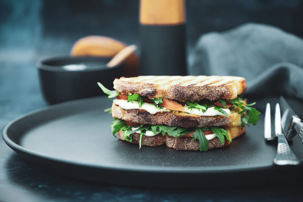 Opskrift på grillet sandwich med hjemmelavet pesto, tomat og mozzarella