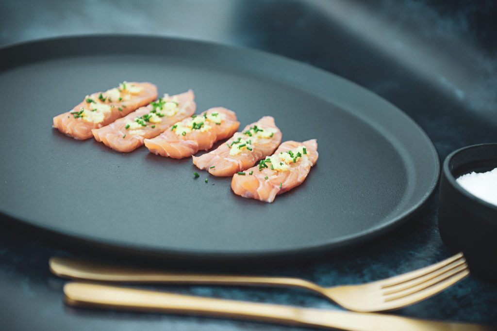 Opskrift på lakse sashimi med med frisk ingefær, hvidløg og sesamolie