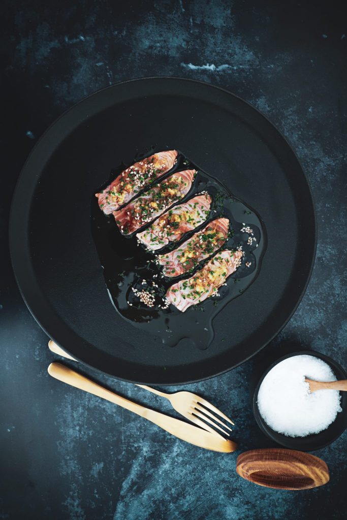 Lakse sashimi med med frisk ingefær, hvidløg og sesamolie