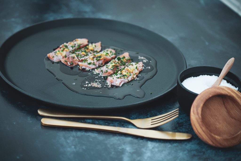 Opskrift på lakse sashimi med med frisk ingefær, hvidløg og sesamolie