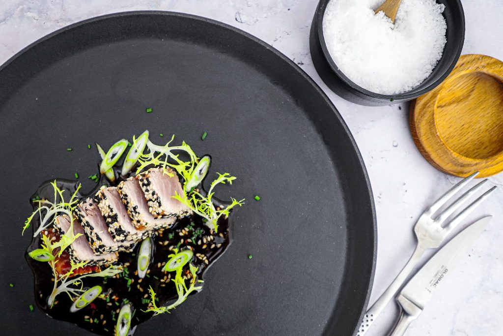Opskrift på lynstegt tun med asiatisk marinade