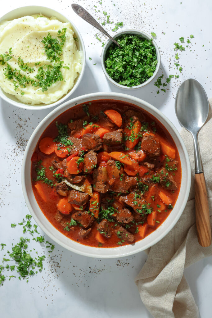 Ungarsk gullasch med kartoffelmos – Simreret med mørt oksekød