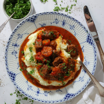 Ungarsk gullasch med kartoffelmos – Simreret med mørt oksekød