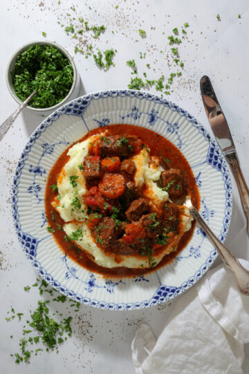 Ungarsk gullasch med kartoffelmos – Simreret med mørt oksekød