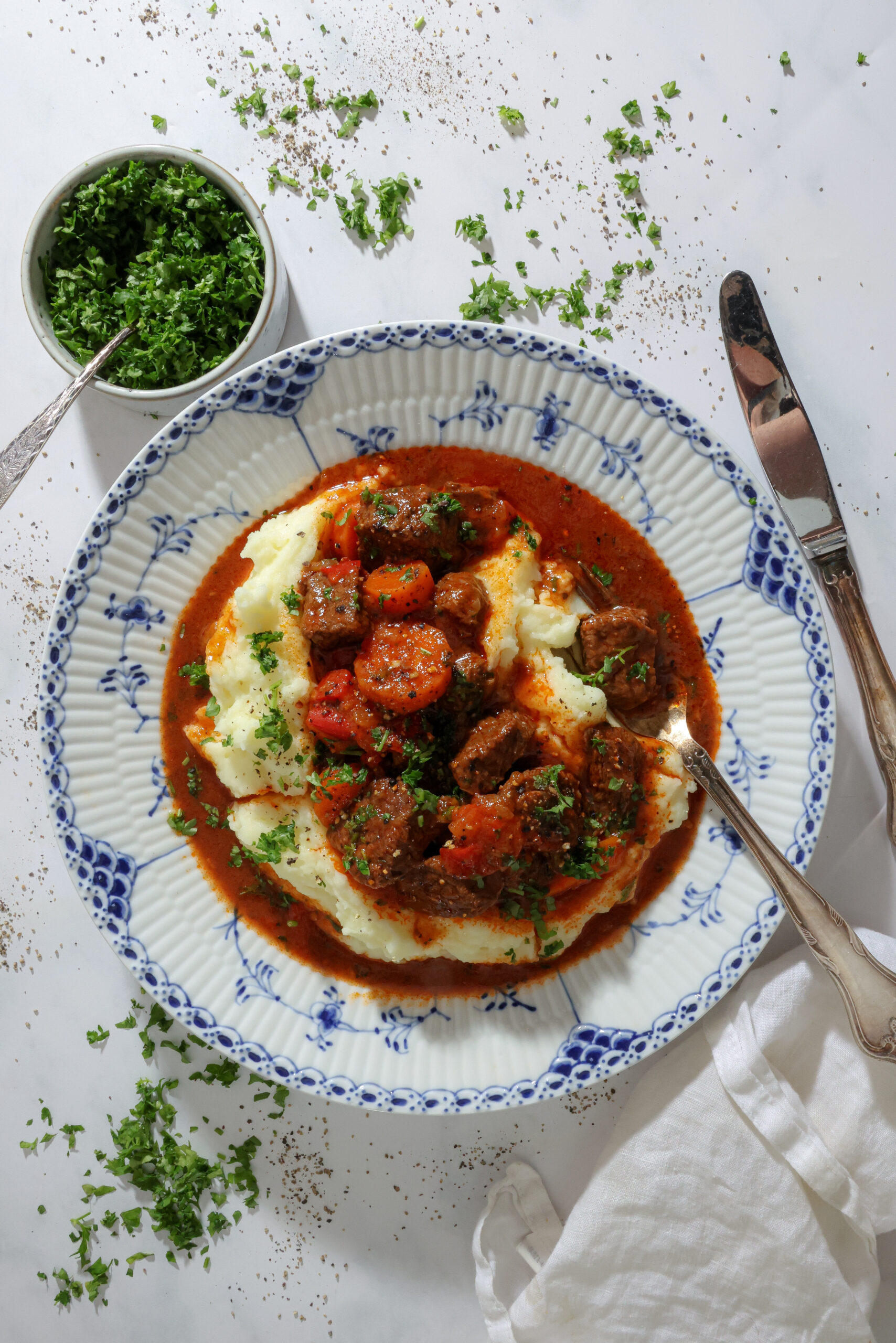 Ungarsk gullasch med kartoffelmos – Simreret med mørt oksekød