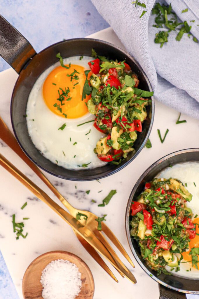 Sund morgenmad - Opskrift på spejlæg med avocado-tomatsalsa