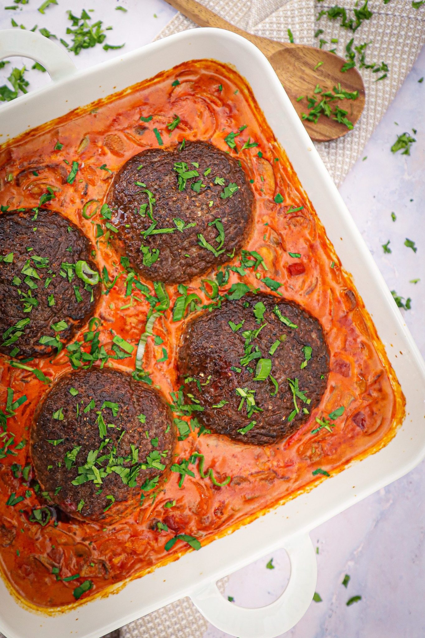 Hakkebøf i fad med cremet paprikasauce Opskrift