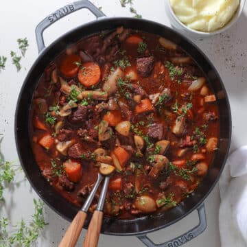 Boeuf Bourguignon – Fransk simreret med oksekød og rødvin