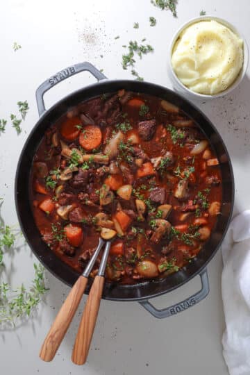 Boeuf Bourguignon – Fransk simreret med oksekød og rødvin