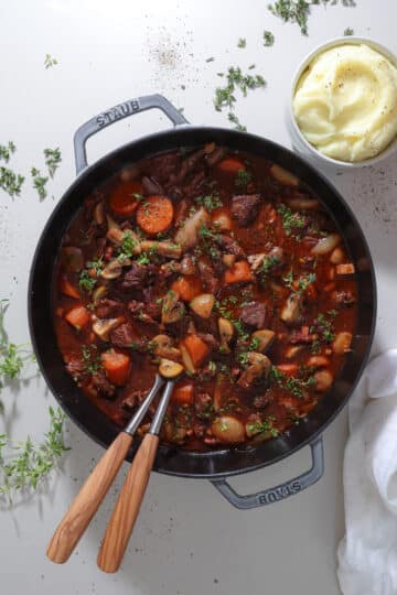 Boeuf Bourguignon – Fransk simreret med oksekød og rødvin