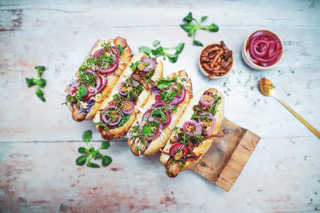 Gourmet hotdog - Opskrift med kål og røget mayo